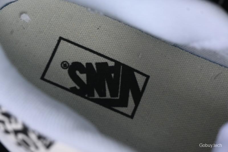 Vans Knu Skool Low-Top Retro Chunky Sneakers with Oversized Logo - VN000CS0239