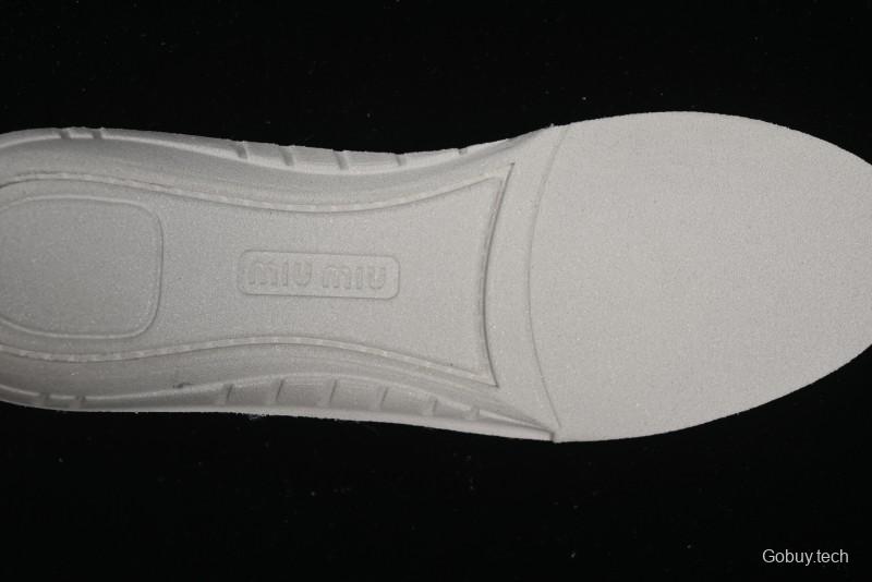New Balance 530 Metallic Silver Sneakers – Stylish & Sporty Design